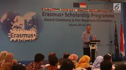Charge d'affaires a.i., Delegation of the European Union to Indonesia and Brunei Darussalam Charles-Michel Geurts memberi sambutan saat "Award Ceremony, Pre-Deperture Orientation and Alumni Gathering di Jakarta, Minggu (28/7/2019). (Liputan6.com/Angga Yuniar)