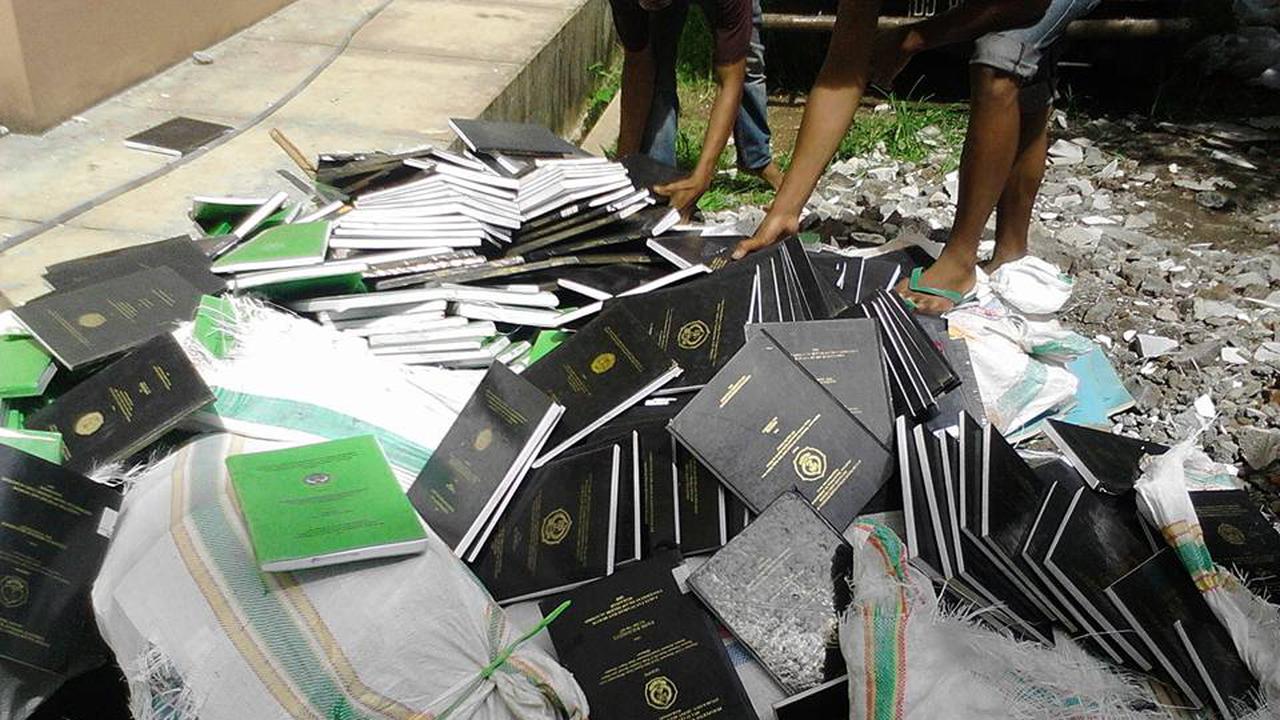 Beredar Foto Ribuan Skripsi Dibuang Pihak Kampus, Netizen Geram