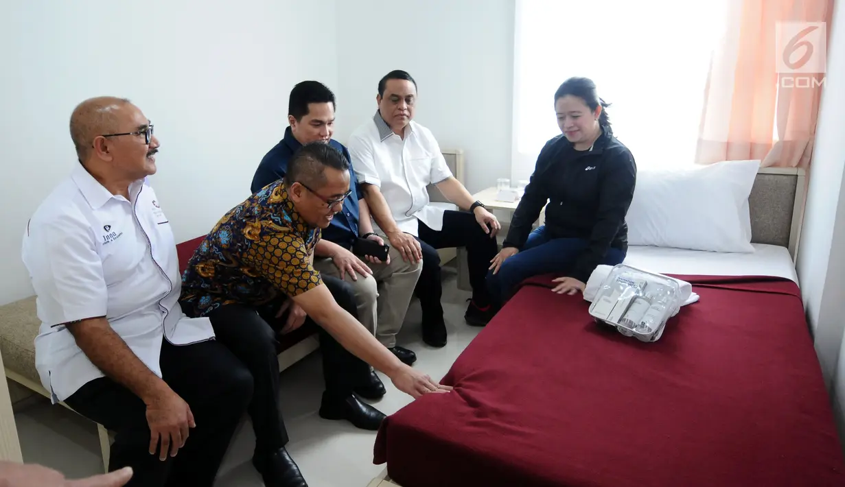 Menko PMK, Puan Maharani (kiri) bersama CdM Asian Games 2018 Komjen Pol Syafruddin (kedua kiri) dan Ketua INASGOC Erick Thohir meninjau fasilitas kamar tidur Wisma Atlet Asian Games 2018, Jakarta, Minggu (4/2). (Liputan6.com/Helmi Fithriansyah)