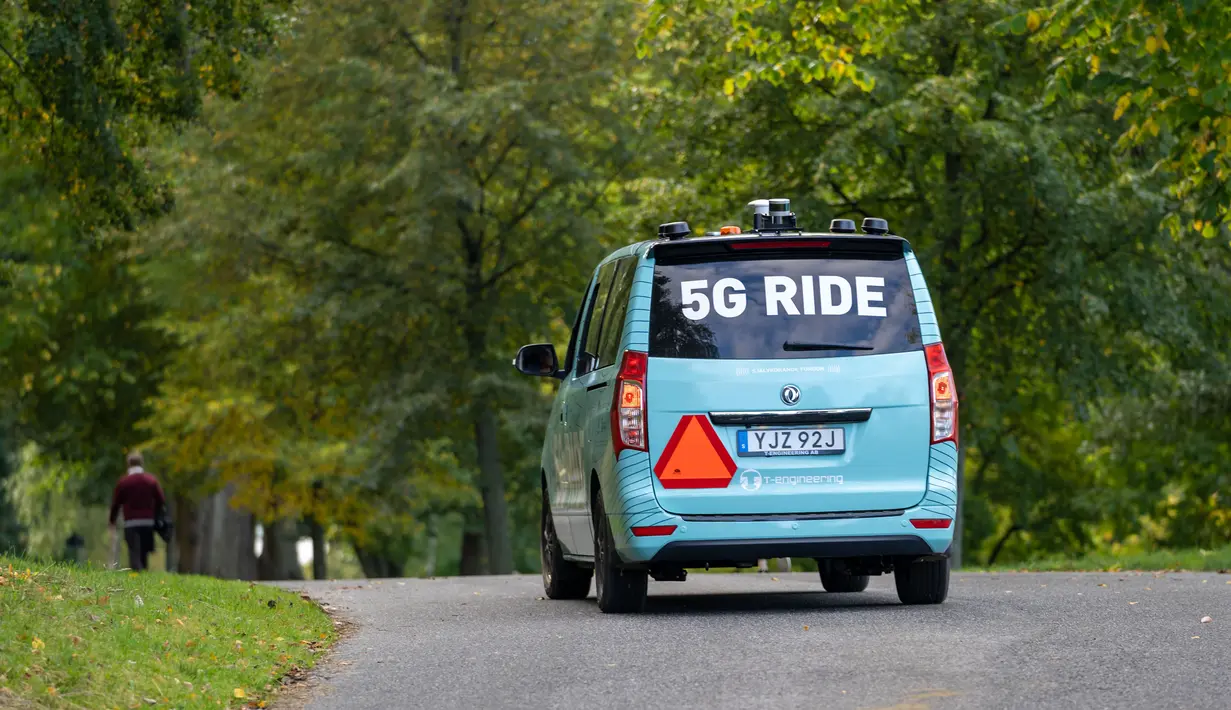 Bus listrik otonomos 5G melaju di rute sepanjang 1,5 kilometer dalam proyek uji coba selama dua pekan, yang bertujuan menggunakan teknologi pengendaraan otonomos 5G untuk solusi transportasi masa depan, di Djurgarden, Stockholm, ibu kota Swedia (30/9/2020). (Xinhua/Wei Xuechao)