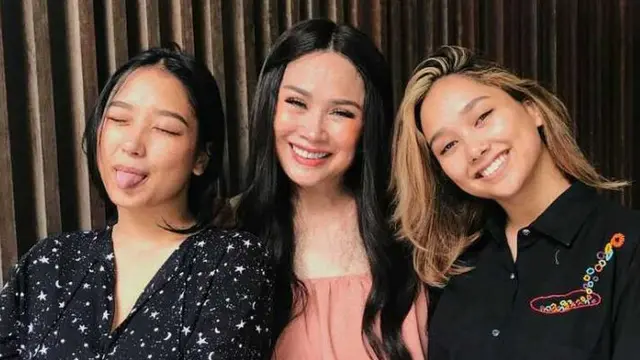 Potret Keluarga Artis dengan Anak Kembar, Ada yang Program Bayi Tabung