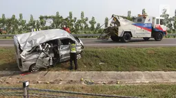 Mobil derek menarik mobil Grand max yang mengalami kecelakaan di KM 152 Tol Cipali, Jawa Barat, Minggu (10/6). Pada kecelakaan tunggal, 8 penumpang menderita luka-luka.  (Liputan6.com/Arya Manggala) 