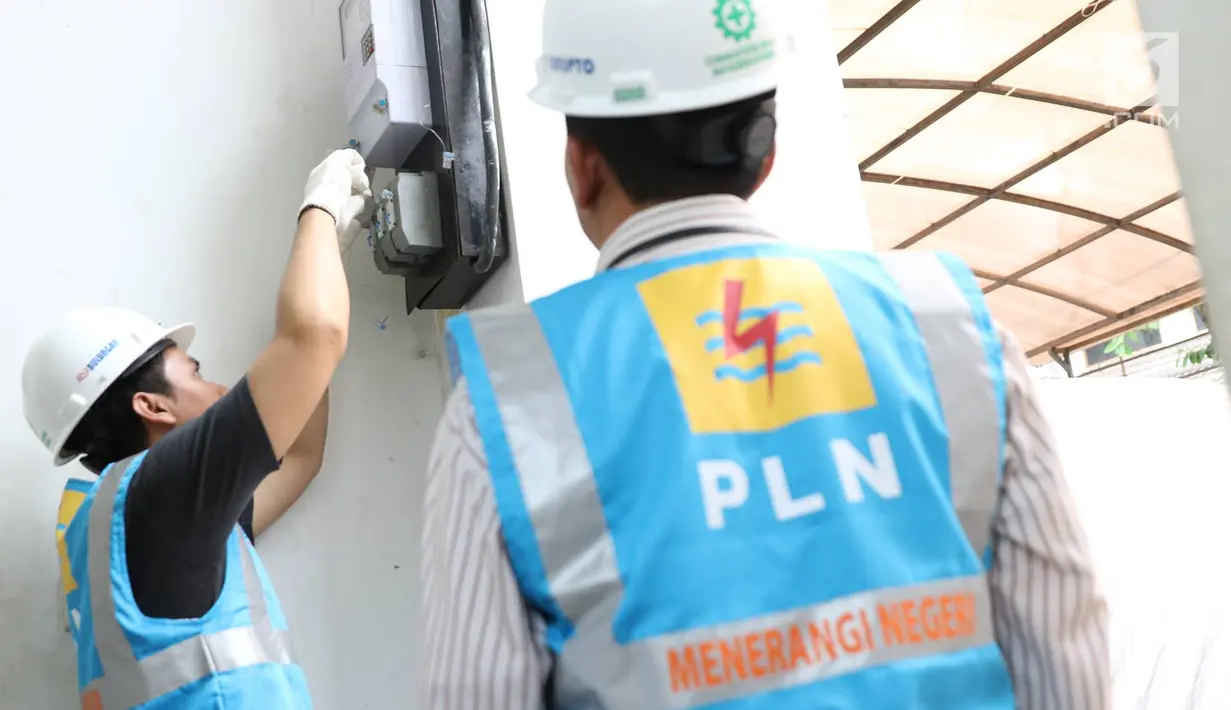 Petugas PLN melakukan penyambungan penambahan daya listrik di Jakarta, Rabu (21/6). Menyambut lebaran, PLN memberikan bebas biaya penyambungan untuk rumah ibadah dan potongan 50 persen untuk pengguna selain rumah ibadah. (Liputan6.com/Immanuel Antonius)