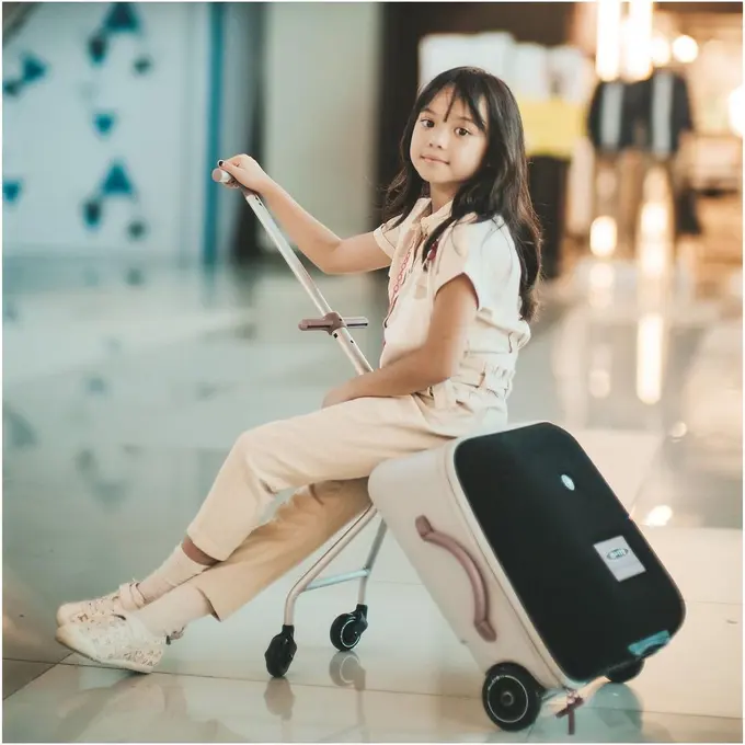 Gaya Cantik Gempita Nora, Putri Gading-Gisel, Costplay Jadi Pramugari Saat Liburan ke Korea Selatan