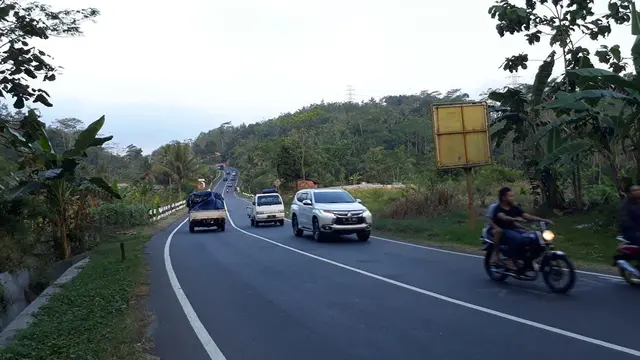 Kondisi Jalan Nasional Lintas Selatan (JLS) Cilacap lengang dan lancar, tanpa kemacetan. (Foto: Liputan6.com/Muhamad Ridlo)