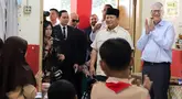 Presiden Republik Indonesia, Prabowo Subianto (kedua kanan) bersama pendiri Microsoft dan filantropis Bill Gates saat meninjau langsung pelaksanaan Program Makan Bergizi Gratis (MBG) di Sekolah Dasar Negeri (SDN) Jati 03, Jakarta, Rabu (7/5/2025). (Liputan6.com/Herman Zakharia)