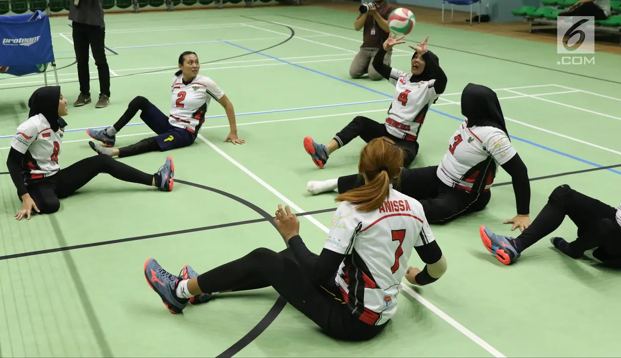 Atlet bola voli duduk putri Asian Para Games Indonesia saat berlatih di Gelora Bung Karno Arena, Jakarta, Rabu (26/9). Latihan ini merupakan pelatnas voli duduk putri Indonesia setelah sebelumnya berlatih di Solo. (Liputan6.com/Helmi Fithriansyah)