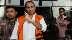 Bupati Ngada, Marianus Sae berpose saat difoto awak media usai menjalani pemeriksaan di Gedung KPK, Jakarta, Selasa(27/3). Marianus diperiksa sebagai saksi untuk tersangka Direktur PT Sinar 99 Permai Wilhelmus Iwan Ulumbu. (Merdeka.com/Dwi Narwoko)