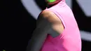 Petenis Rafael Nadal mengembalikan bola dari Hugo Dellien pada pertandingan tunggal putra putaran pertama kejuaraan tenis Australia Terbuka di Melbourne, Australia, Selasa (21/1/2020). Nadal mengalahkan Dellien dan melaju ke putaran kedua Australia Terbuka. (John DONEGAN/AFP)