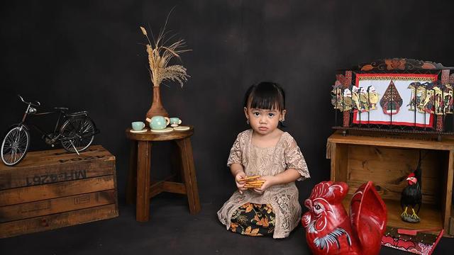 5 Potret Anak Felicya Angelista dan Caesar Hito dalam Balutan Outfit Adat Jawa, Cantik Menggemaskan (instagram/felicyangelista_)