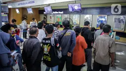 Calon penumpang mengantre di loket pembelian tiket di Stasiun Senen, Jakarta, Senin (9/3/2020). PT KAI telah menjual tiket masa angkutan Lebaran H-90 atau 90 hari sebelum tanggal keberangkatan. (Liputan6.com/Faizal Fanani)