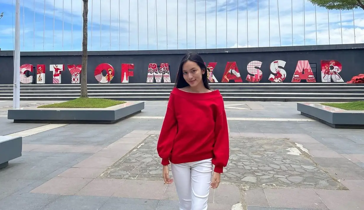 Penyanyi kelahiran Jakarta, 4 April 2006 ini juga pandai memadupadankan outfit merah putih yang dikenakannya. Ia tampil kece dengan atasan merah dan celana putih saat berwisata ke berbagai tempat, seperti saat berlibur ke Makassar, Sulawesi Selatan. (Liputan6.com/IG/shannashannonsiswanto)