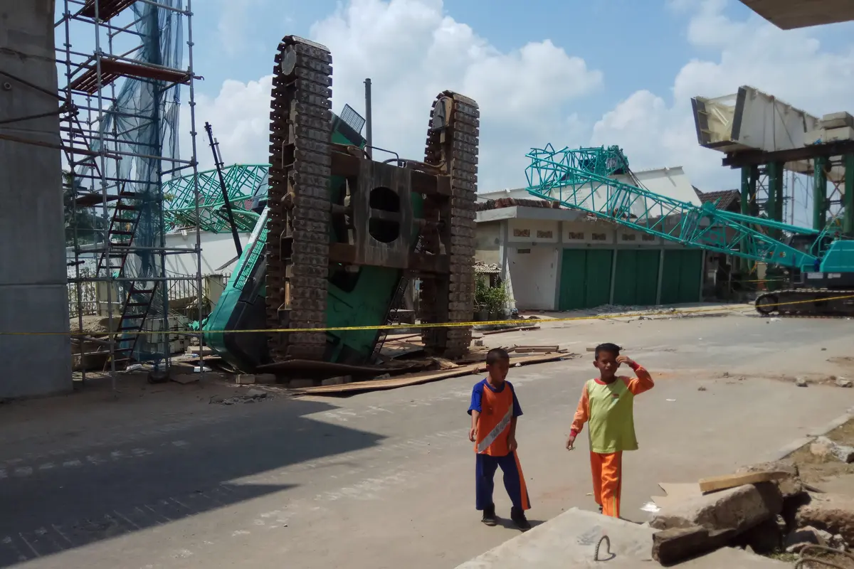 Meskipun sudah dipasang garis polisi, TKP kecelakaan crane proyek LRT masih bebas dilewati para pejalan kaki tanpa ada pengamanan khusus (Liputan6.com / Nefri Inge)