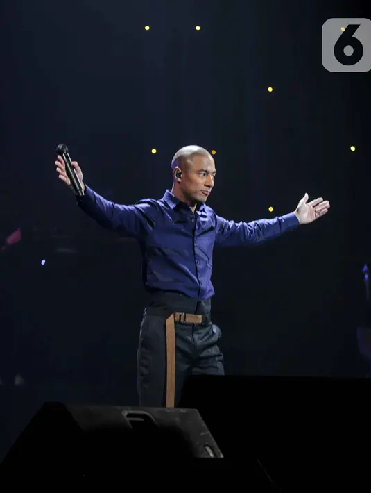 Aksi panggung Marcell saat tampil dalam konser “ Marcell Tujuh Belas" di Balai Sarbini, Jakarta, Jumat (18/10/2019). Konser perayaan 17 tahun bermusik Marcell berjalan hampir 2,5 jam. (Liputan6.com/Faizal Fanani)