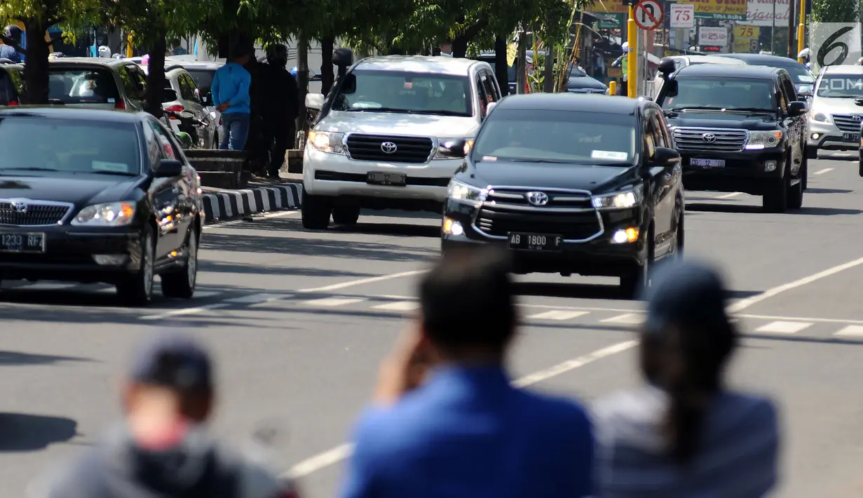 Iring-iringan kendaraan yang membawa mantan Presiden Amerika Serikat, Barack Obama terlihat menuju Pangkalan Udara Adi Sutjipto, Yogyakarta, Jumat (30/6). Obama beserta keluarga akan melanjutkan perjalanan menuju Jakarta. (Liputan6.com/Helmi Fithriansyah)