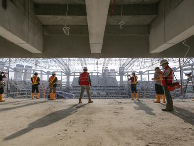 Sejumlah peserta melihat pembangunan Jakarta International Stadium yang terletak di Papanggo, Jakarta Utara, Selasa (31/08/2021). PT Jakarta Propertindo (Jakpro) mencatat bahwa stadion yang diproyeksikan berkapasitas 82.000 penonton tersebut telah mencapai 69 persen. (Bola.com/Bagaskara Lazuardi)