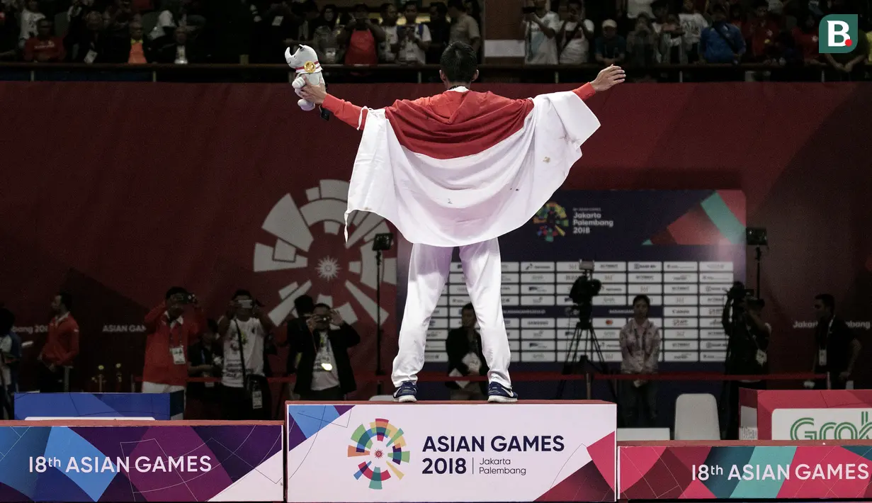 Karateka Indonesia, Rifki Ardiansyah Arrosyiid, saat beraksi pada Asian Games di JCC Senayan, Jakarta, Minggu (26/8/2018). Rifki berhasil medapat medali emas di nomor kumite 60 kilogram. (Bola.com/Peksi Cahyo)