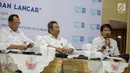 Direktur Jendral Ketenagalistrikan Kementerian ESDM Rida Mulyana (kanan) saat diskusi bertemakan 'Mudik Aman dan Lancar' di Jakarta, Senin (20/5). Menhub mengatakan Mudik aman dan lancar ini adalah amanat dari Presiden Joko Widodo agar mudik tahun ini lebih lancar. (Liputan6.com/Faizal Fanani)