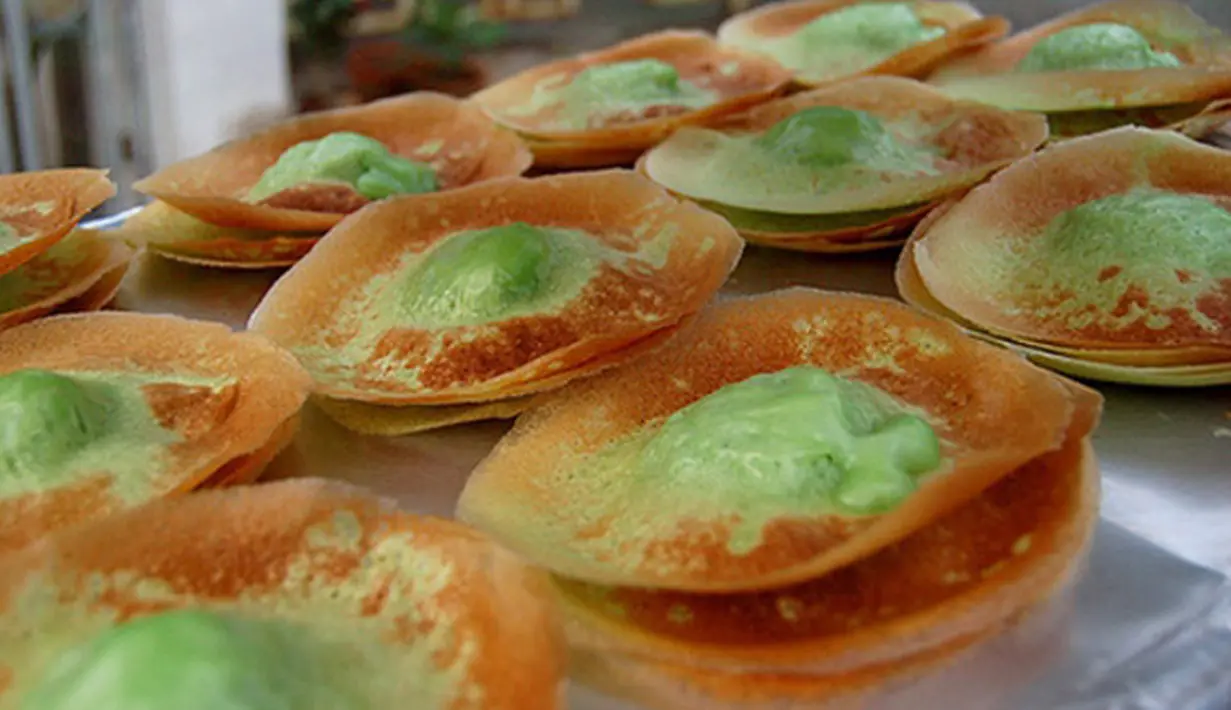 Kue ape atau biasa disebut kue tetek merupakan salah satu jajanan pasar khas dari Betawi yang banyak dijumpai di kota lain. Kue yang berbahan dasar tepung terigu dan tepung beras ini selain rasanya enak harganyapun cukup terjangkau. (Istimewa)