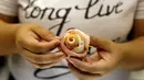 Pekerja membentuk daging menyerupai bunga mawar di salah satu restoran di Manila, Filipina, Jumat (10/2). Mawar yang bisa dimakan ini menjadi alternatif kado untuk Hari Valentine. (AP Photo / Aaron Favila)
