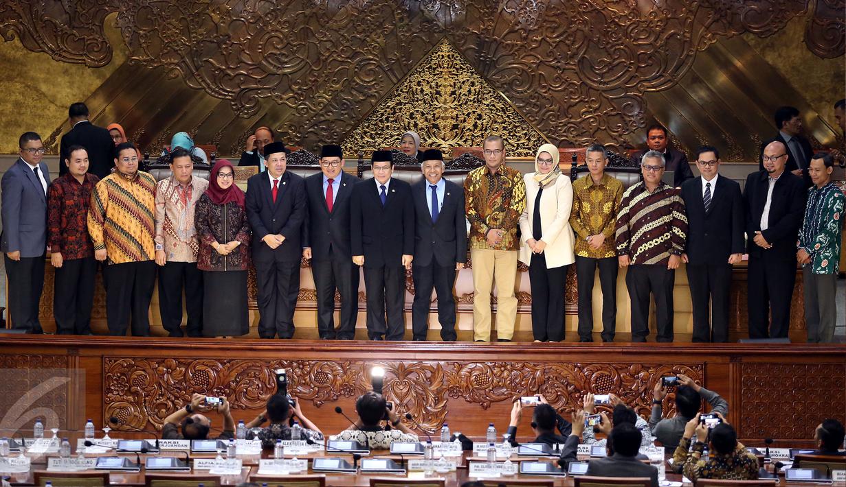 Pimpinan DPR RI bersama tujuh komisioner KPU dan lima komisioner Bawaslu pada Rapat Paripurna DPR, di kompleks parlemen, Senayan, Jakarta, Kamis (6/4). Rapat paripurna ini membahas pengesahan anggota KPU dan Bawaslu terpilih. (Liputan6.com/Johan Tallo)