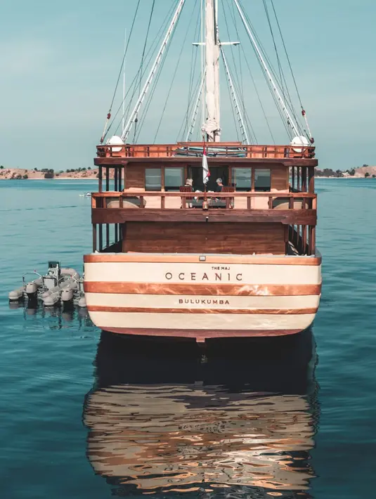 Kapal pinisi, The Maj Oceanic saat berlayar. Kapal pinisi ini terbagi dalam empat bagian, yakni golf deck, bridge deck, main deck berisi commodore suite dan area lounge and bar, serta lower deck yang memuat deluxe staterooms.  (dok. The Maj Oceanic)
