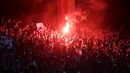 Suporter Persib Bandung menyalakan suar saat pertandingan antara Persib melawan Pusamania Borneo FC dalam laga leg kedua perempatfinal Piala Presiden 2015 di Stadion Si Jalak Harupat, Bandung, Sabtu (26/9/2015). (Bola.com/Arief Bagus)