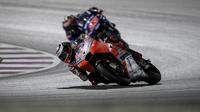 Pembalap Ducati Corse, Jorge Lorenzo gagal menyelesaikan balapan MotoGP Qatar 2018 akibat terjatuh. (Twitter/Ducati Corse)