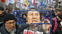 Hari ini, Kamis 12 Desember 2024, Presiden Korea Selatan Yoon Suk Yeol dalam pidatonya yang disiarkan di media televisi menyebut keputusannya menerapkan darurat militer beberapa waktu lalu dilakukan demi melindungi demokrasi negara tersebut. (ANTHONY WALLACE/AFP)