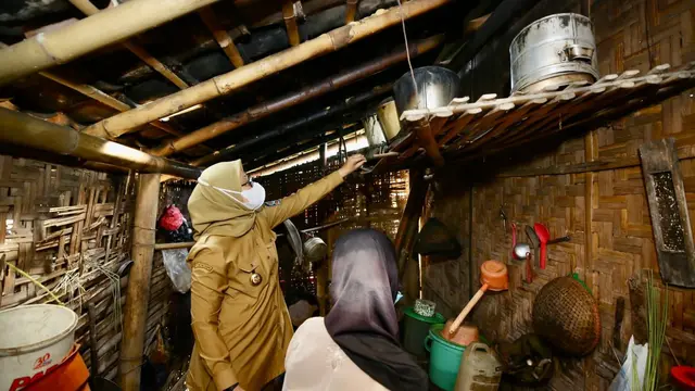 Bupati Banyuwangi Ipuk Fiestiandani  kunjungi warga miskin sebatang kara (Istimewa)