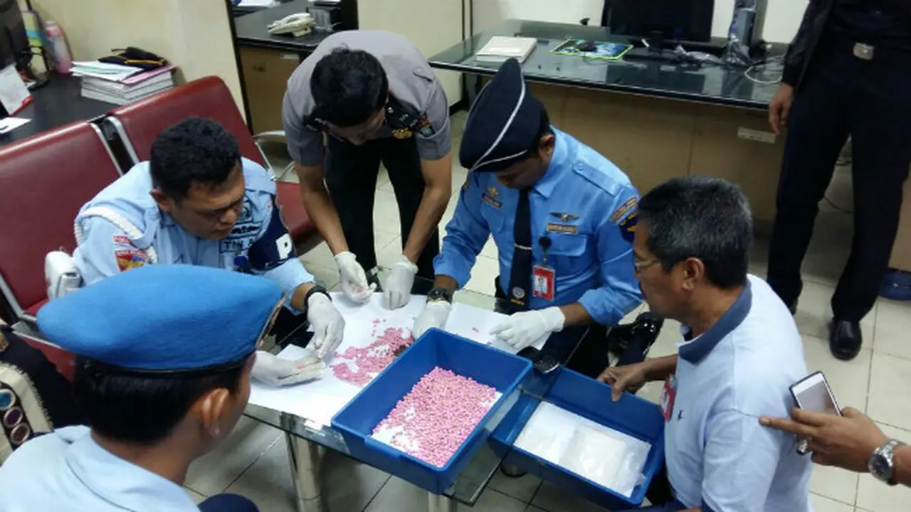 Ups.. Ada Narkoba di Balik Baju Perempuan Muda Ini