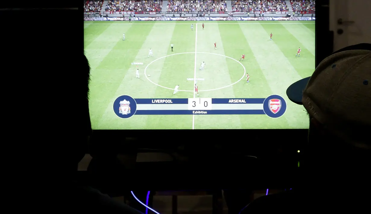 Sejumlah peserta mengikuti laga penyisihan seleksi Liga 1 PES Series Jakarta di Pluit, Jakarta, Sabtu, (19/1). Nantinya pemenang akan mewakili Indonesia di ajang Liga 1 PES Asia di Thailand. (Bola.com/M. Iqbal Ichsan)