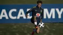 Striker Brasil, Neymar, mengontrol bola saat latihan di Granja Comary, Rio de Janeiro, Selasa (22/5/2018). Latihan ini merupakan persiapan jelang Piala Dunia 2018. (AFP/Mauro Pimentel)