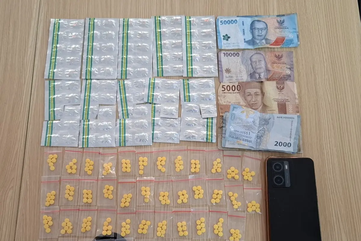 Sebuah warung kelontong, nekat menjual obat-obatan terlarang. Polisi menyita ratusan obat jenis Exymer dan Tramadol dari warung di Jalan Kecipir Raya Kelurahan Cibodasari, Kecamatan Cibodas, Kota Tangerang.