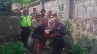 Orang gangguan jiwa itu sempat kabur dengan tangan terborgol. Polisi yang bertugas akhirnya meminta bantuan Satpol PP. (Wayan Nasta for Radar Bali)