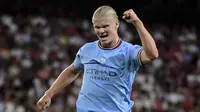 Erling Haaland menjadi pemain keempat yang berhasil mencetak gol dalam laga pertamanya bersama tiga tim berbeda, yaitu RB Salzburg, Borussia Dortmund, dan Manchester City. Catatan tersebut berhasil menyamai rekor dari Fernando Morientes, Javier Saviola, dan Zlatan Ibrahimovic. Pemuda 22 tahun tersebut selalu sukses melakukannya saat debut di Liga Champions. (AFP/Cristina Quicler)