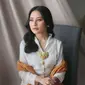 Prilly Latuconsina menunjukkan pesona anggun sebagai seorang Kartini Masa Kini dengan mengenakan kebaya kartini warna putih yang dipadukan kain batik dan selendang nuansa kuning-oranye. [@prillylatuconsina94].