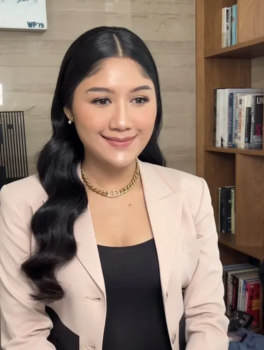 Saat mengisi talkshow di salah satu acara, Erina pun tampil formal dengan blazer pink dipadukan inner tank top hitam yang memerlihatkan baby bumpnya. Ia pun mengenakan aksesori anting-anting dan kalung Dior.  [@erinagudono]
