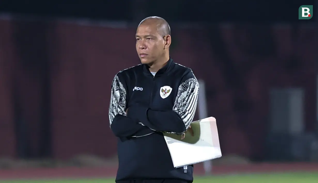 <p>Pelatih kepala Timnas Indonesia U-16, Nova Arianto saat memimpin sesi official training di Stadion UNS, Solo, Jawa Tengah, Minggu (30/6/2024) jelang menghadapi Australia dalam laga semifinal Piala AFF U-16 pada Senin (1/7/2024) di Stadion Manahan, Solo. (Bola.com/Abdul Aziz)</p>