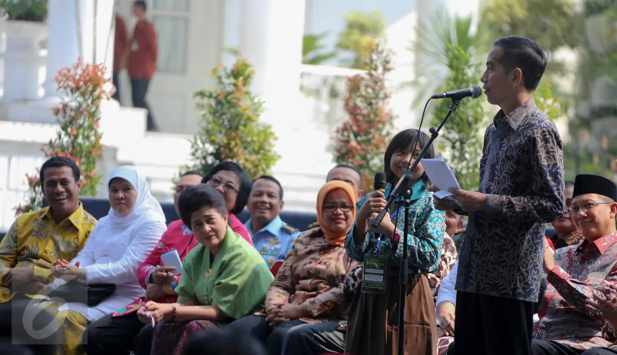Presiden Jokowi berbincang dengan salah satu anggota Paduan Suara dan Orkestra Gita Bahana Nusantara di Istana Bogor, Selasa (18/8/2015). Silaturahmi ini berkaitan peringatan kemerdekaan HUT RI ke-70 di Istana Merdeka Jakarta. (Liputan6.com/Faizal Fanani)