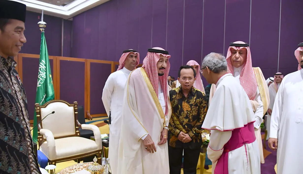 Raja Salman bertemu tokoh-tokoh agama Indonesia, Jakarta, Jumat (3/3). Raja Salman ditemani Jokowi akan berdialog dengan tokoh lintas agama di Indonesia). (Biro Pers Setpres/Laily Rachev)
