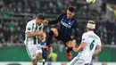 Duel antar Martinez dan pemain Rapid Wina, Sonnleitner pada leg 1, 32 besar Liga Europa yang berlangsung di stadion Allianz, Wina, Jumat (15/2). Inter Milan menang 1-0 atas Rapid Wina. (AFP/Joe Klamar)