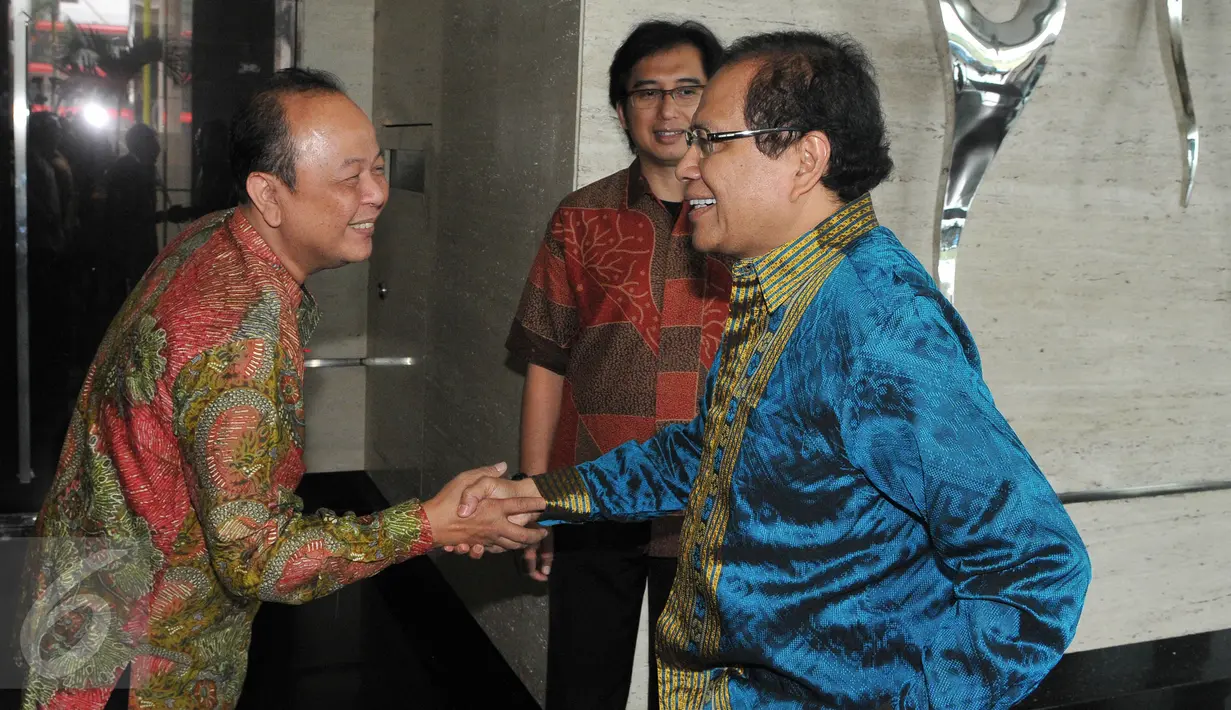 Menko Kemaritiman Rizal Ramli (kanan) bersalaman dengan pimpinan redaksi Liputan6.com, Mohamad Teguh di SCTV Tower, Jakarta, Sabtu (15/8/2015). SCTV dan TNI AL bekerja sama melakukan Ekspedisi Sejuta Terumbu Karang.  (Liputan6.com/Herman Zakharia)