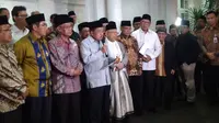 Pejabat negara dan pemimpin ormas Islam berkumpul di rumah Wapres Jusuf Kalla membahas mengenai pembakaran bendera HTI di Garut, Jawa Barat. (Merdeka.com/ Muhammad Genantan Saputra)