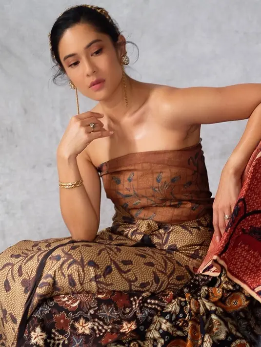 Dian Sastro juga memilih untuk mengenakan aksoris sederhana yang tampak minimalis namun tetap manis. Pada unggahannya, ia juga menjelaskan mengenai filosofi dari kain batik.(Liputan6.com/IG/@philipekarunia)