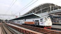 Kereta api melintas di salah satu jalur Stasiun Manggarai, Jakarta, Rabu (9/10/2019). Rencana pemindahan pelayanan KA jarak jauh dari Stasiun Gambir ke Stasiun Manggarai agar kapasitas pengguna KA semakin banyak. (merdeka.com/Iqbal S. Nugroho)