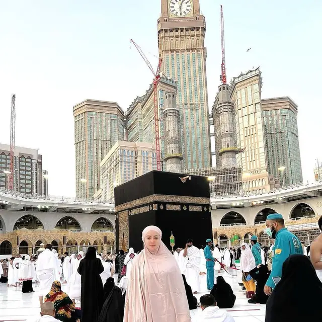 7 Potret Kristina Saat Menjalani Ibadah Umrah, Tampil Menawan dengan Hijab