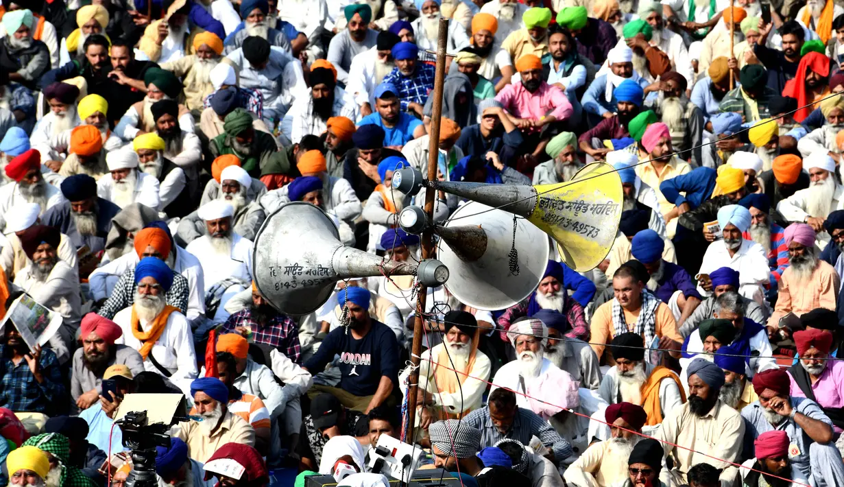 Para petani ambil bagian dalam aksi unjuk rasa di perbatasan Delhi-Haryana Singhu di India (9/12/2020). Para petani yang menentang tiga undang-undang pertanian baru pada Rabu (9/12) menolak proposal pemerintah India. (Xinhua/Str)