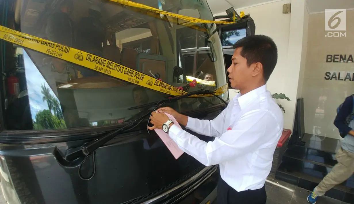 Kondisi bus rombongan umrah calon wali kota Bogor Bima Arya yang dilempari batu di Tol Jagorawi, Bogor, Jawa Barat, Sabtu (17/2). Pelaku mengira bus tersebut ditumpangi Jakmania karena rombongan memakai syal oranye. (Liputan6.com/HO/Polres Bogor)
