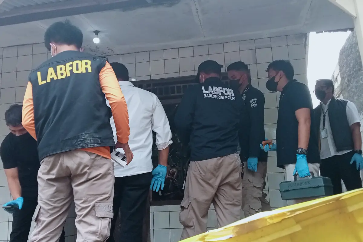 Tim Puslabfor Mabes Polri membawa sejumlah sampel saat olah TKP ulang di rumah keluarga di Bekasi yang diduga keracunan.